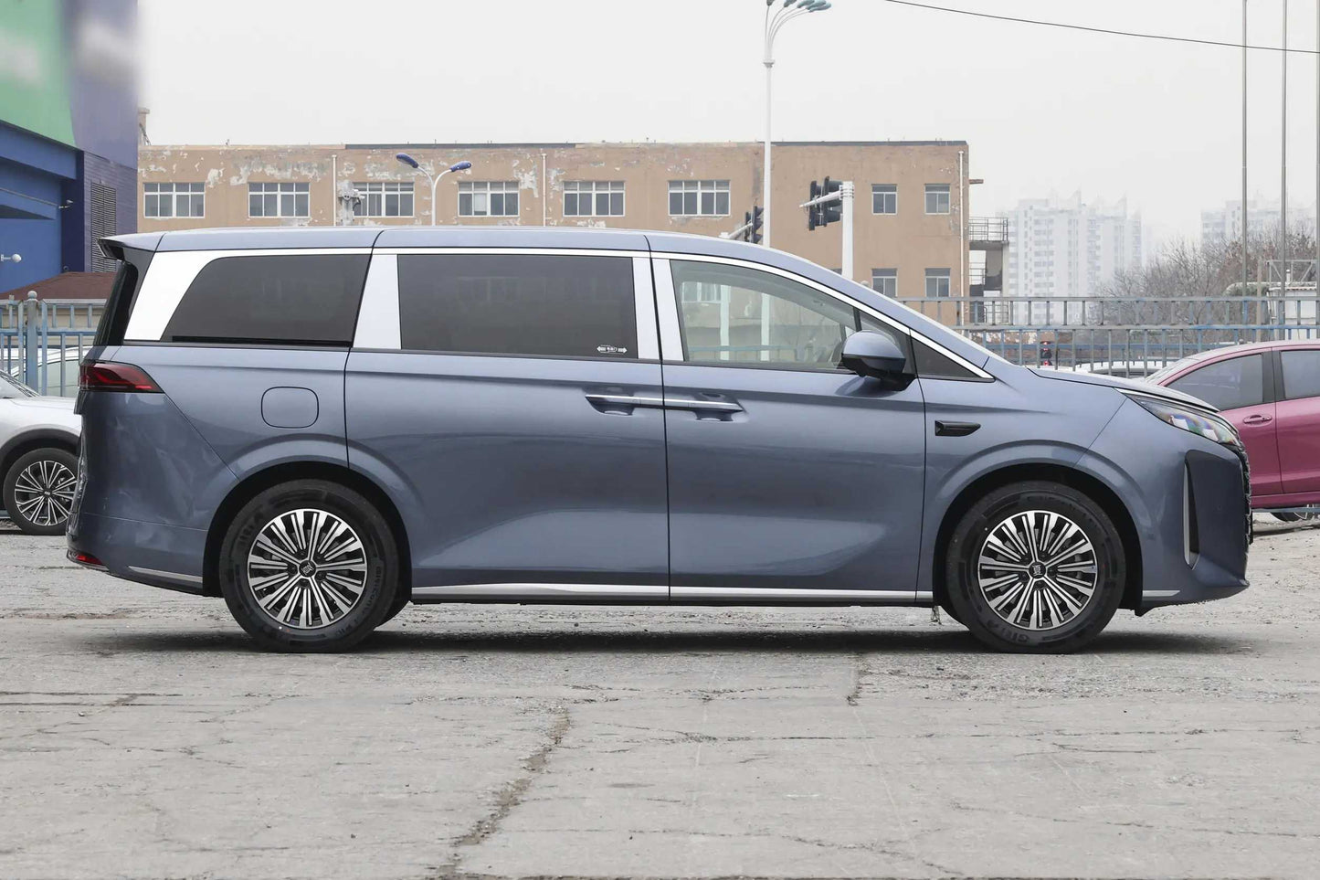 BYD Xia Full-Size Luxury Plug-in Hybrid MPV