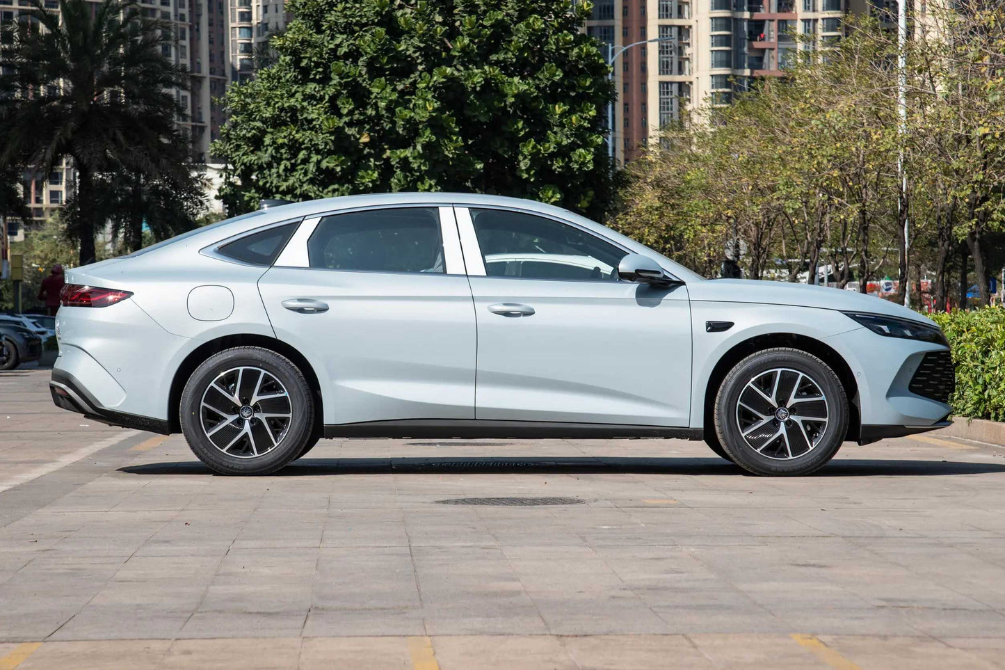 BYD Qin L DM-i Compact Plug-in Hybrid Sedan
