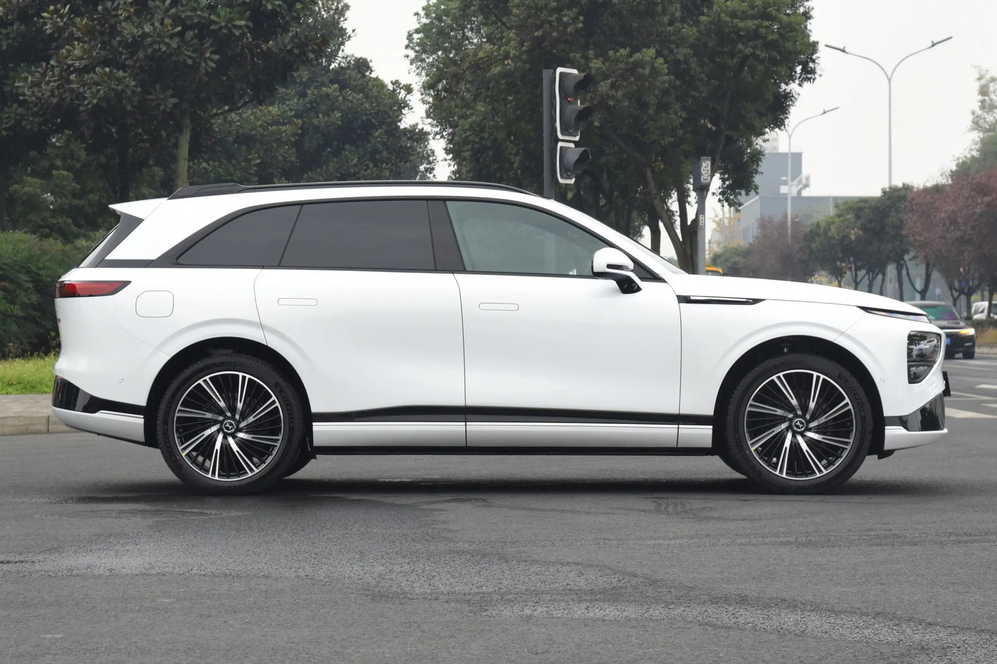 XPeng G9 Mid-size Luxury SUV Ultra Long Range 800V Fast Charging Platform